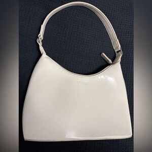 GLYNIT Molly Shoulder Bag in Patent Neutral Cream Beige